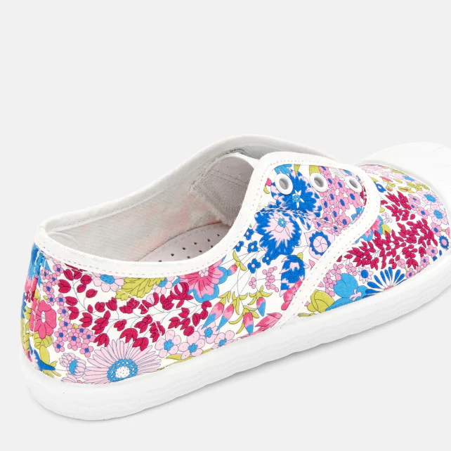 Girl canvas trainers